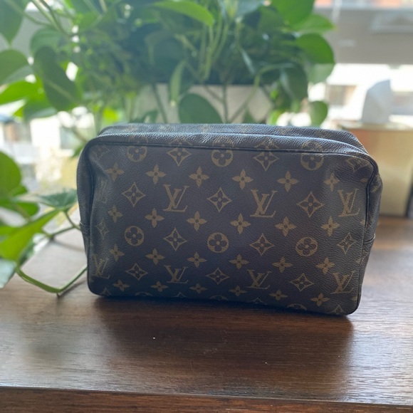 Perfect size authentic vintage monogram LV toiletry bag - Picture 11 of 11